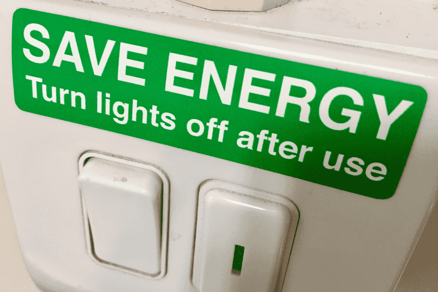 Energiespar-Hinweis am Lichtschalter im Haushalt